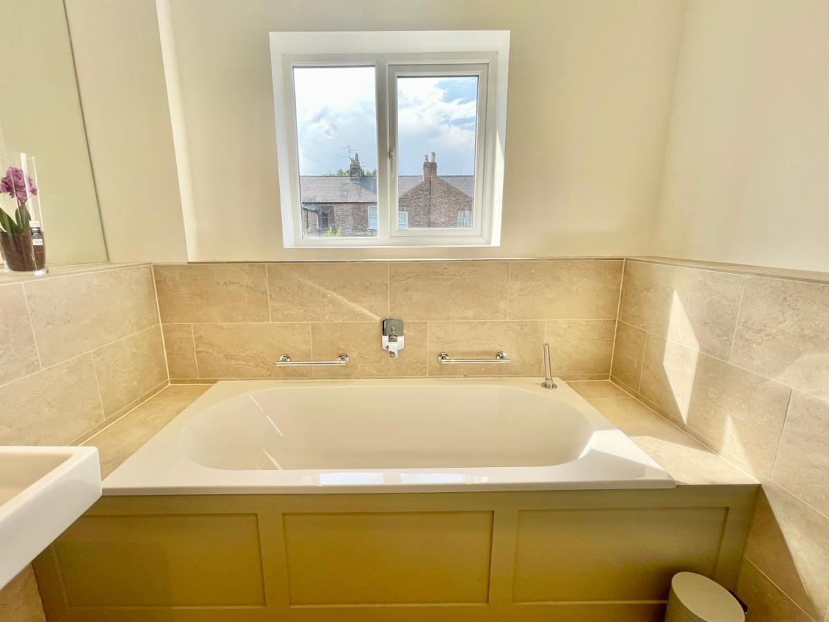 Central Townhouse With Free Off Road Parking And Garden York Exterior foto