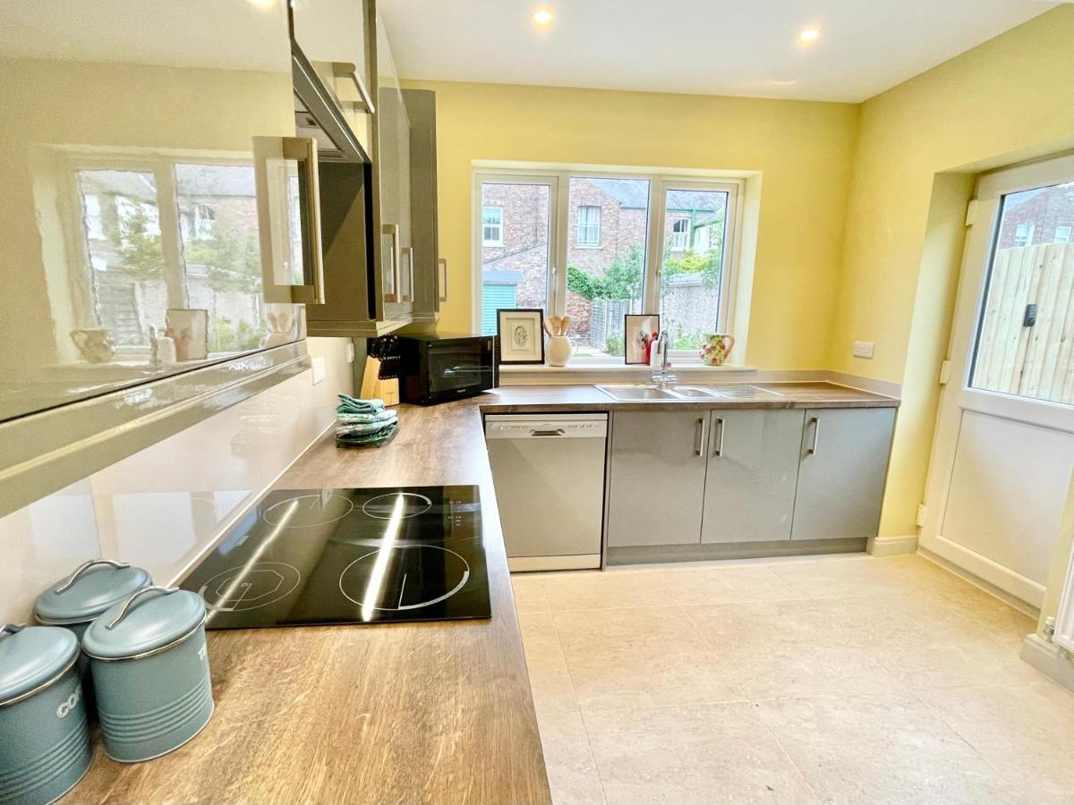 Central Townhouse With Free Off Road Parking And Garden York Exterior foto